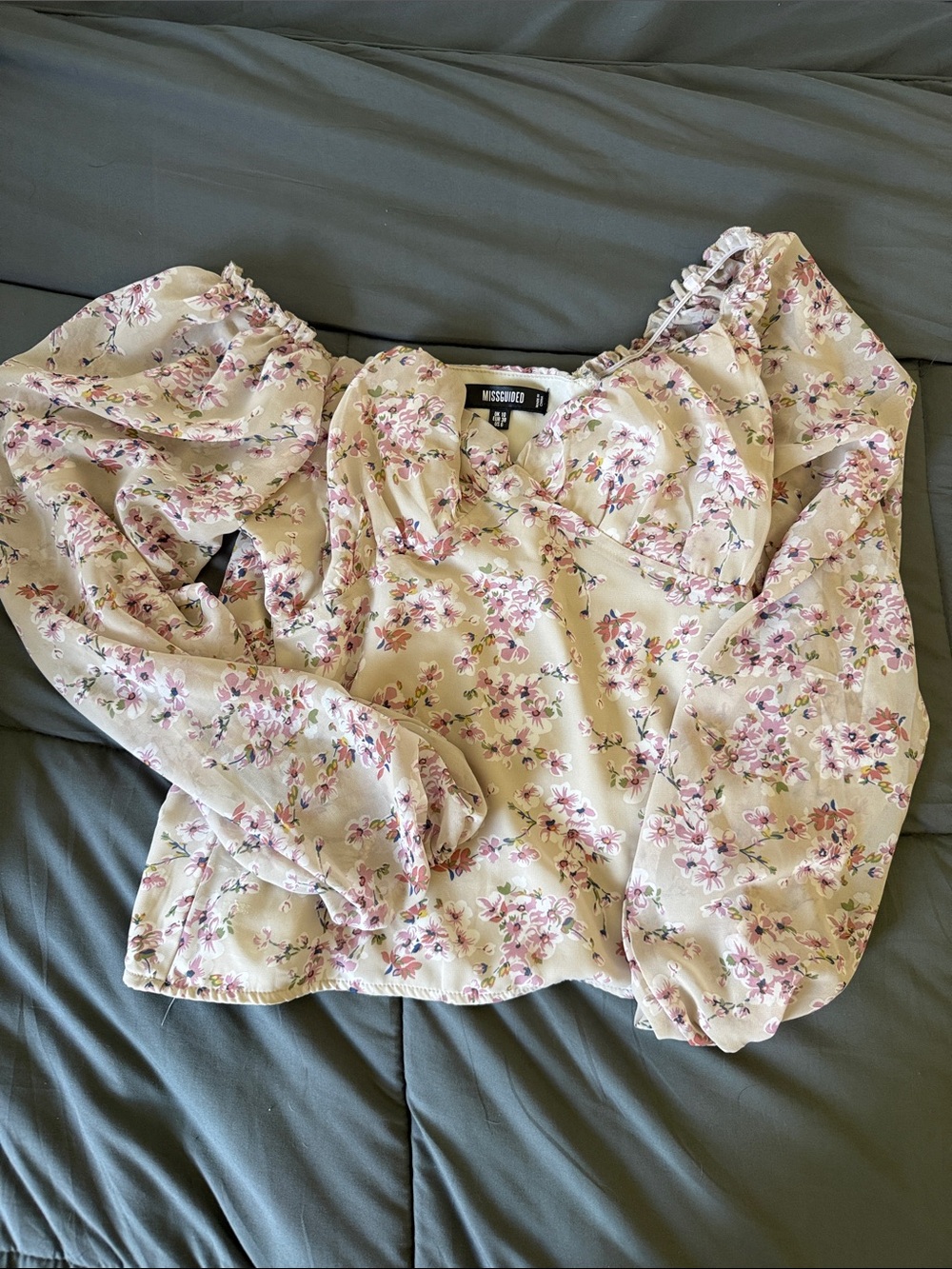 Missguided Cream Floral Puff-Sleeve Peplum Blouse